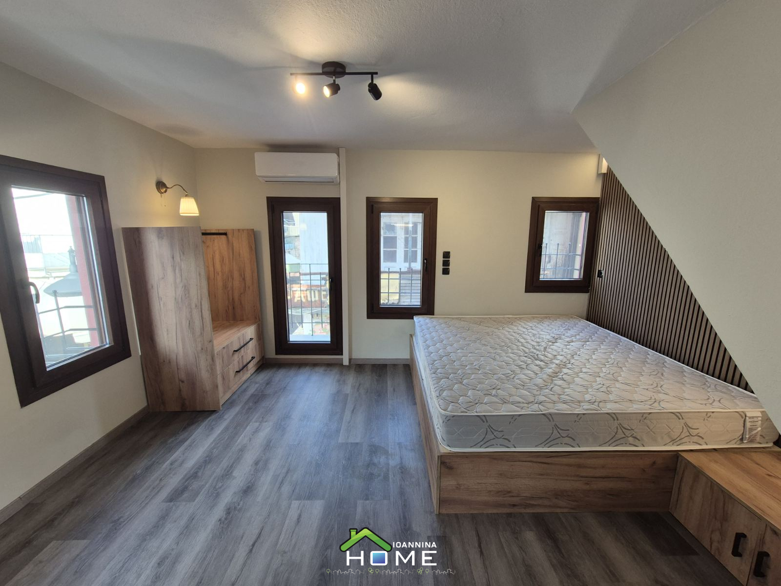 Ε-11379, STUDIO ΠΛΗΡΩΣ ΕΠΙΠΛΩΜΕΝO